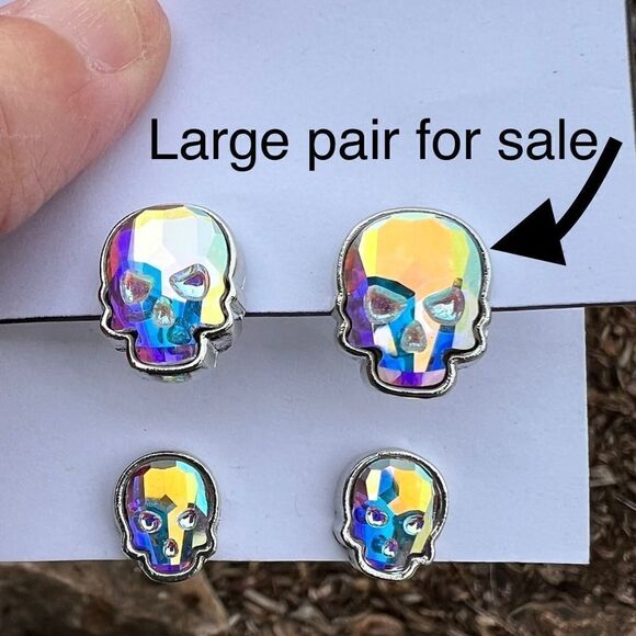 Skull post earrings made with aurora borealis Swarovski crystal - Picture 2 of 5